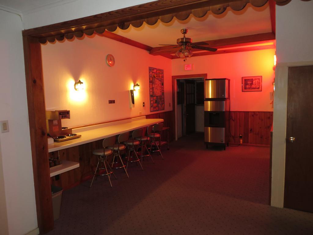Travelers Inn Motel Eagle River Buitenkant foto